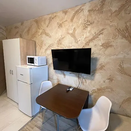 Colonel 937 Apartment *